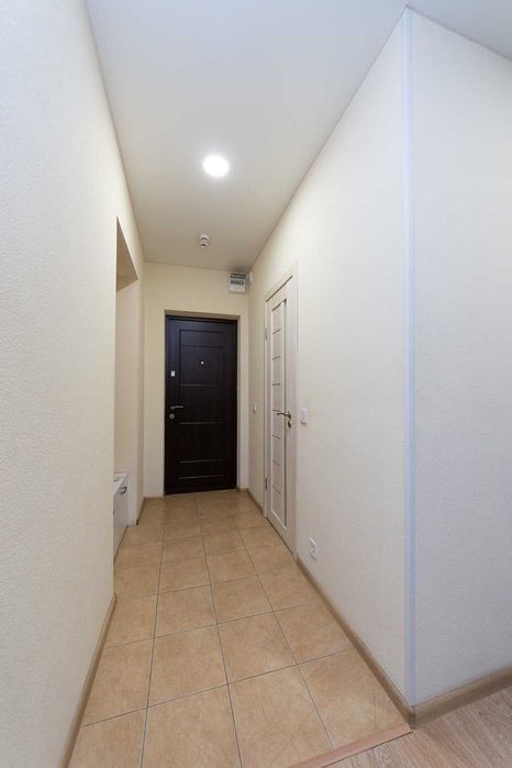 Подобово - простора і комфортна двокімнатна квартира біля метро.