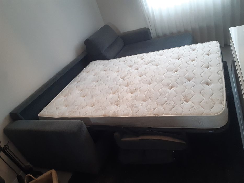 Sofá cama com arrumos, muito confortável.