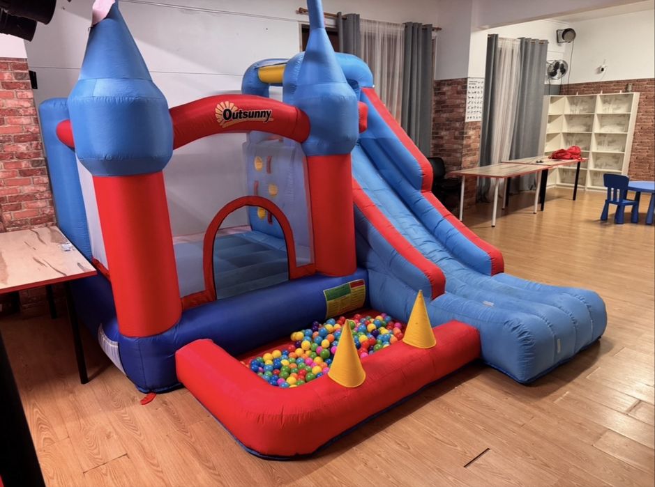 Insuflavel com trampolim e escorrega