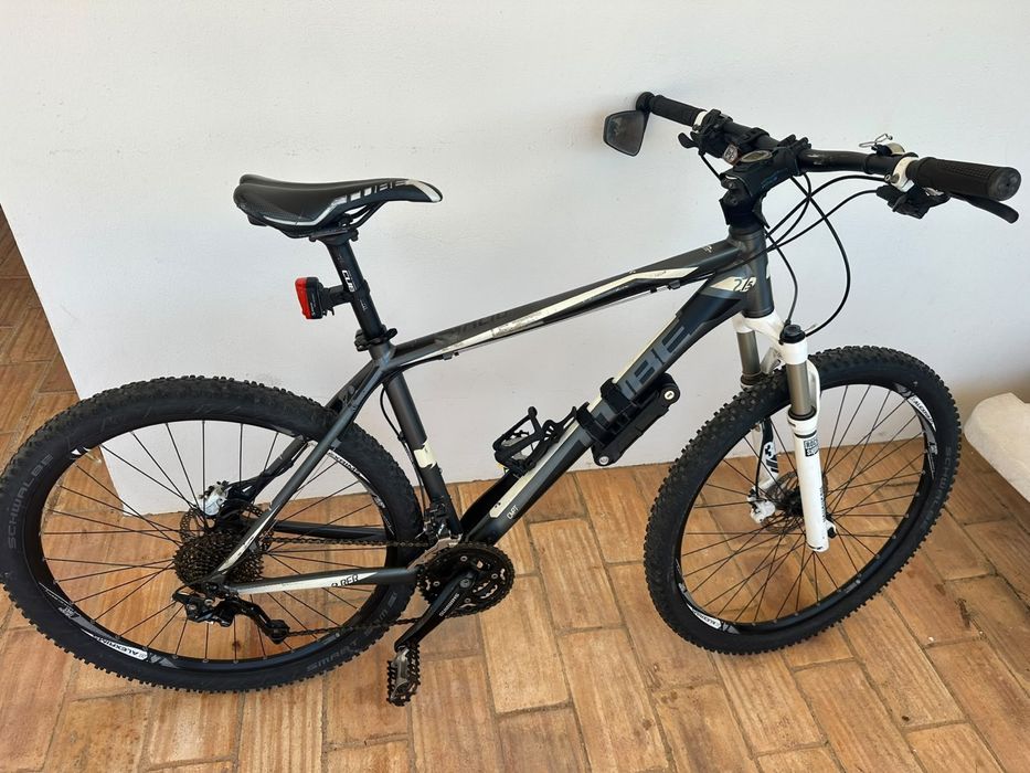 Bicicleta Cube Acid 27.5” com suspensão RockShox
