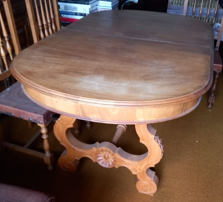 Mesa de sala e 8 cadeiras