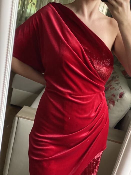 Нарядное вечернее коасное велюровое платье по фигуре на одно плечо