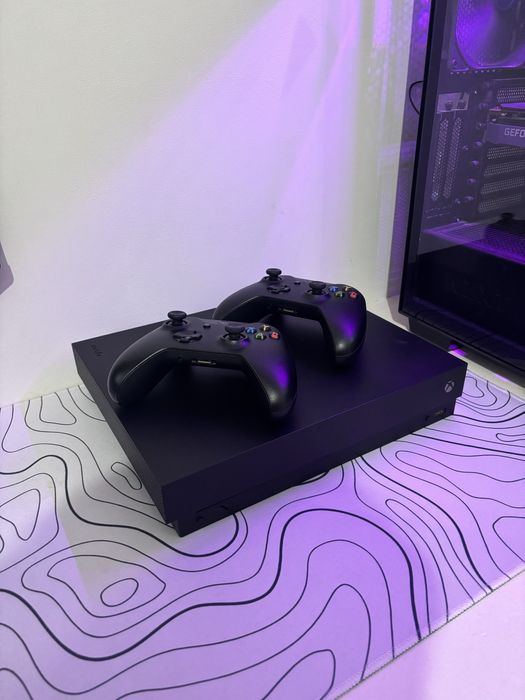 Xbox One X + 2 pady + Gry