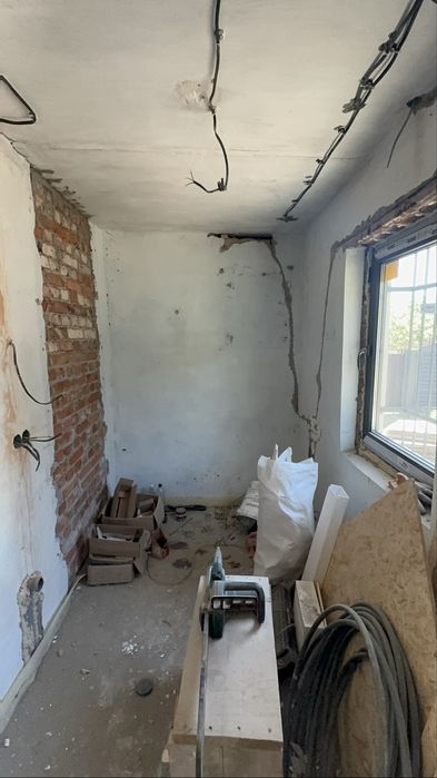 Продаж будинку з земельною ділянкою біля автобазару