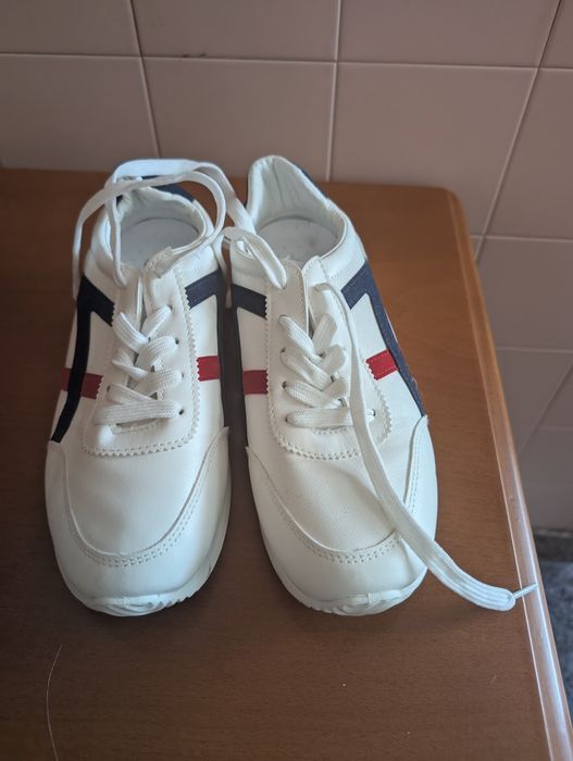Sapatilhas azul e branco
