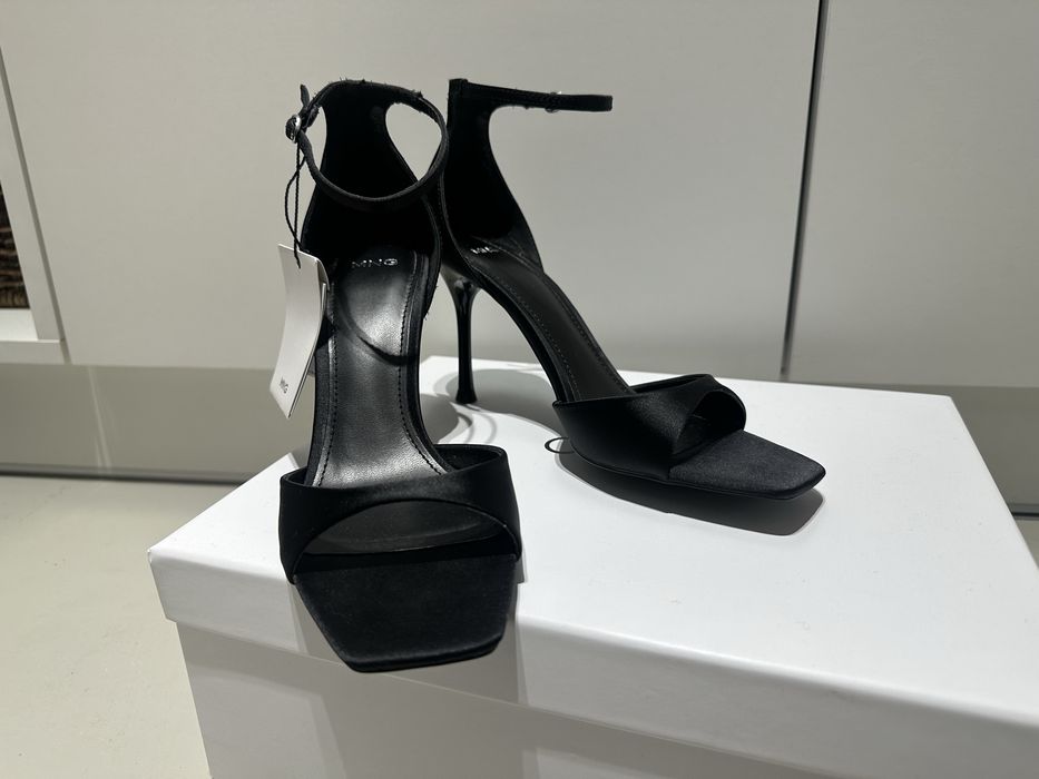 Сандалі з ремінцем на підборах Mango