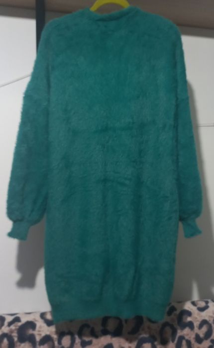 Długi swetr z alpaki.