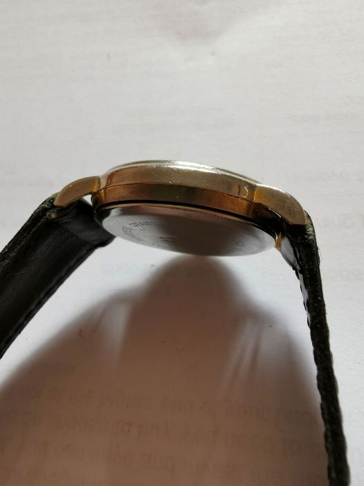 MB Rusudan Zegarek | Czarna Skóra, Złote Akcenty | Elegancja