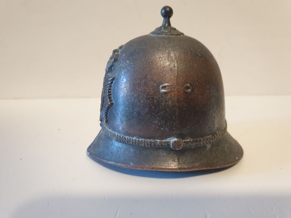 Pequena antiga campainha de mesa - capacete Metropolitan Police