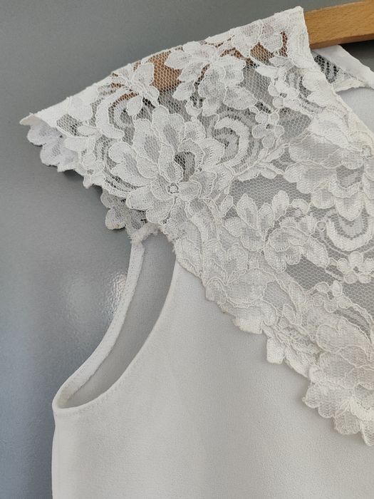 Biała bluzka koszula elegancka koronka szyta guzik leżaka na plecach 3