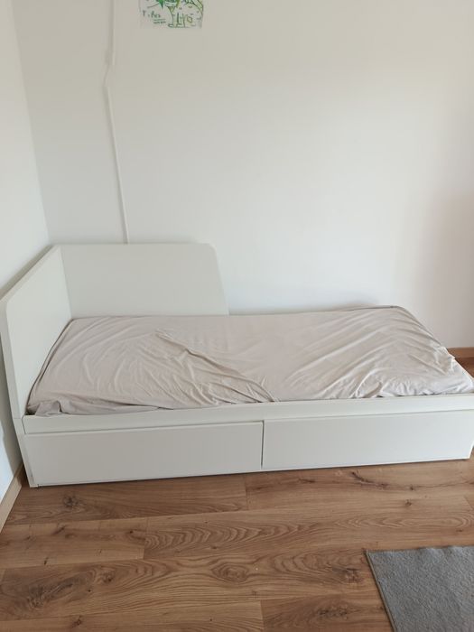 Cama individual IKEA com gavetas