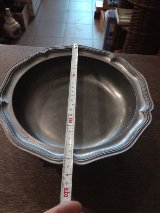 Piękna duża ciężka cynowa patera na nóżkach Vintage