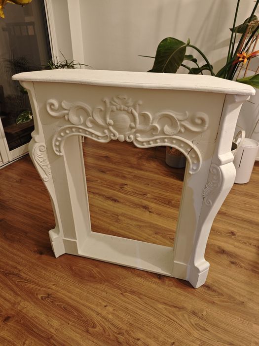 Biały kominek atrapa w stylu ludwikowskim LOBERON portal kominkowy