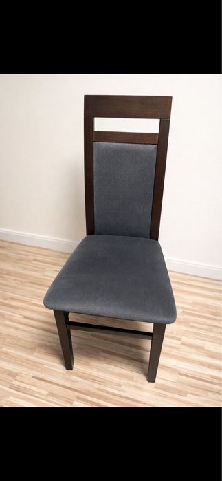 Krzesła drewniane tapicerowane – 8 sztuk – 220 zł/szt.