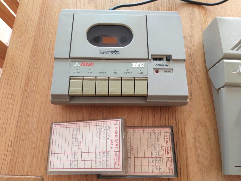 Atari 65XE (bez zasilacza} + magnetofon CA12 + 2 kasety
