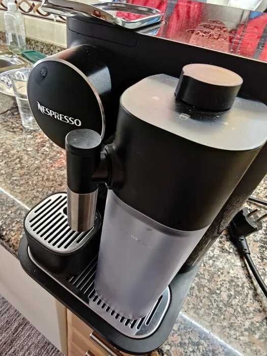 Máquina de Café DELONGHI Nespresso Lattissima