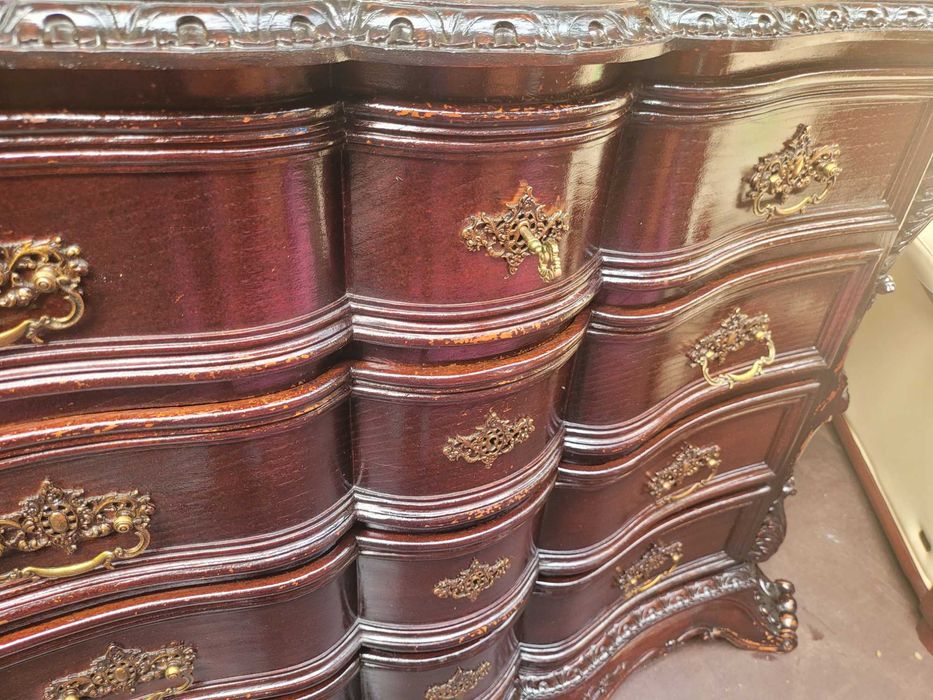 Comoda antiga em madeira maciça - Algum desgaste