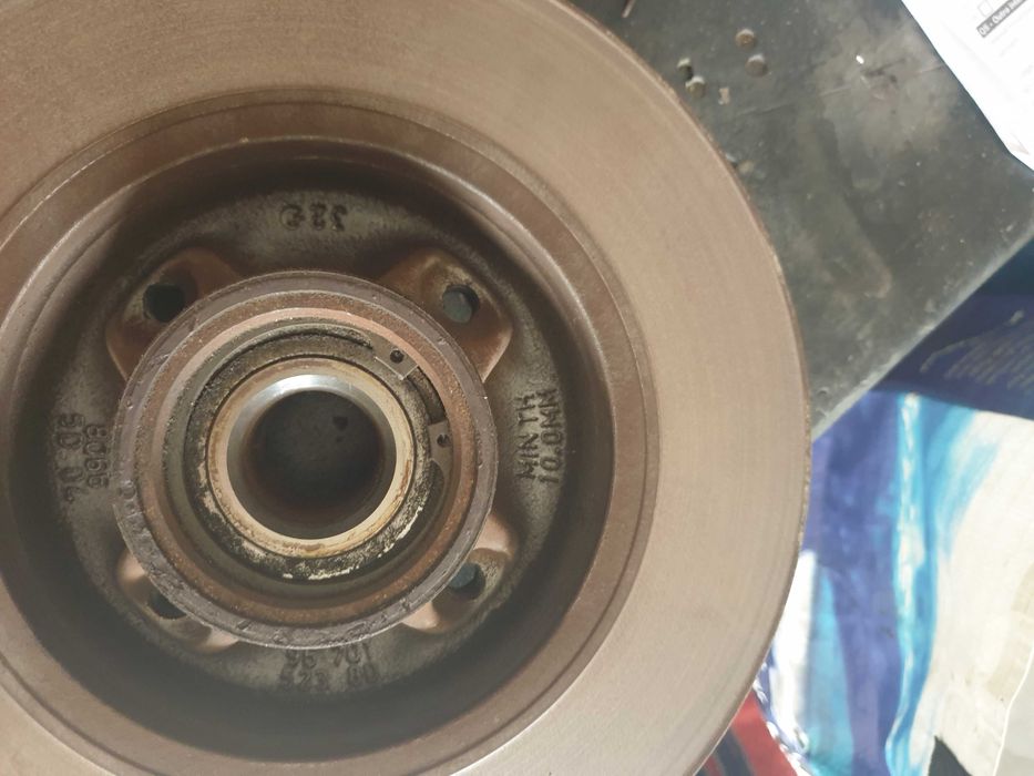 Pneu com Jante 195/ 65R 15 e discos de travão.