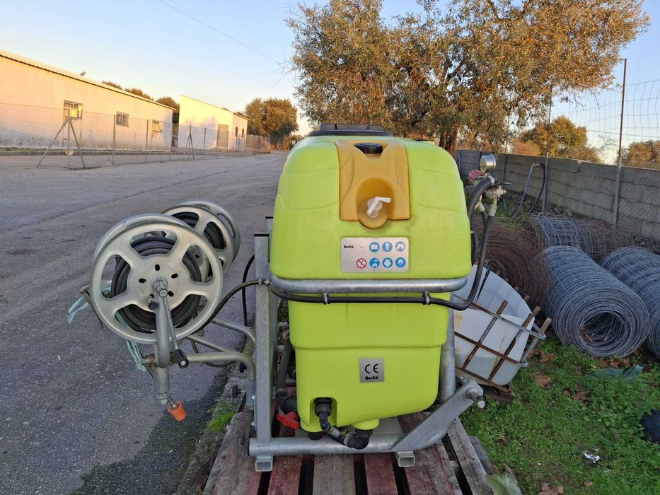 Pulverizador Rocha de 300 Litros.