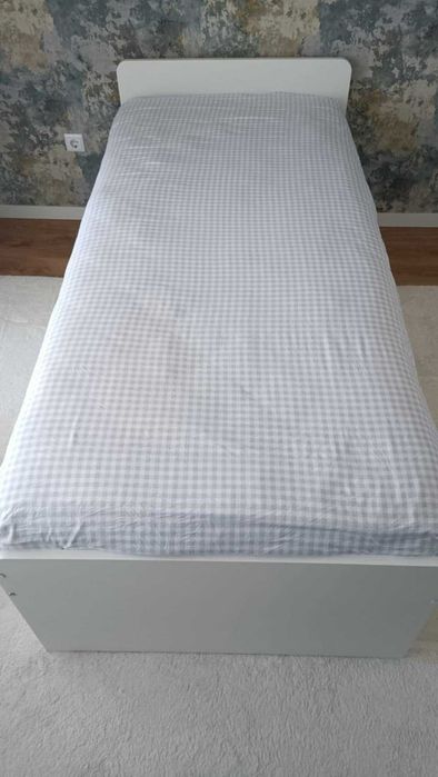 Cama Branca e colchão IKEA