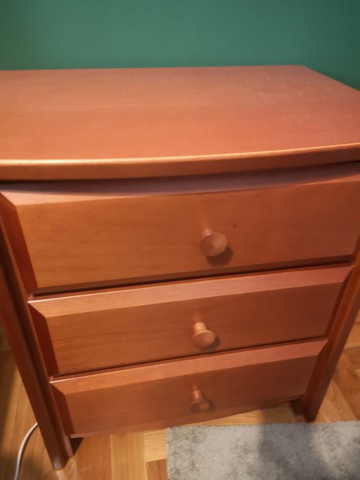 Duas mesas de cabeceira