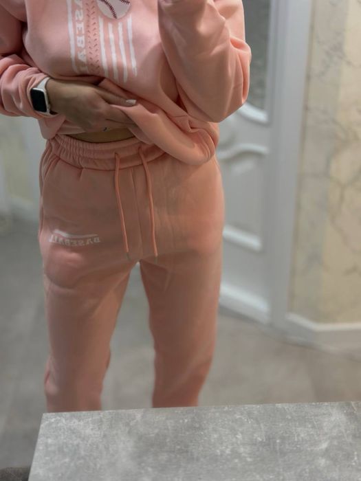 Спортивний жіночий костюм