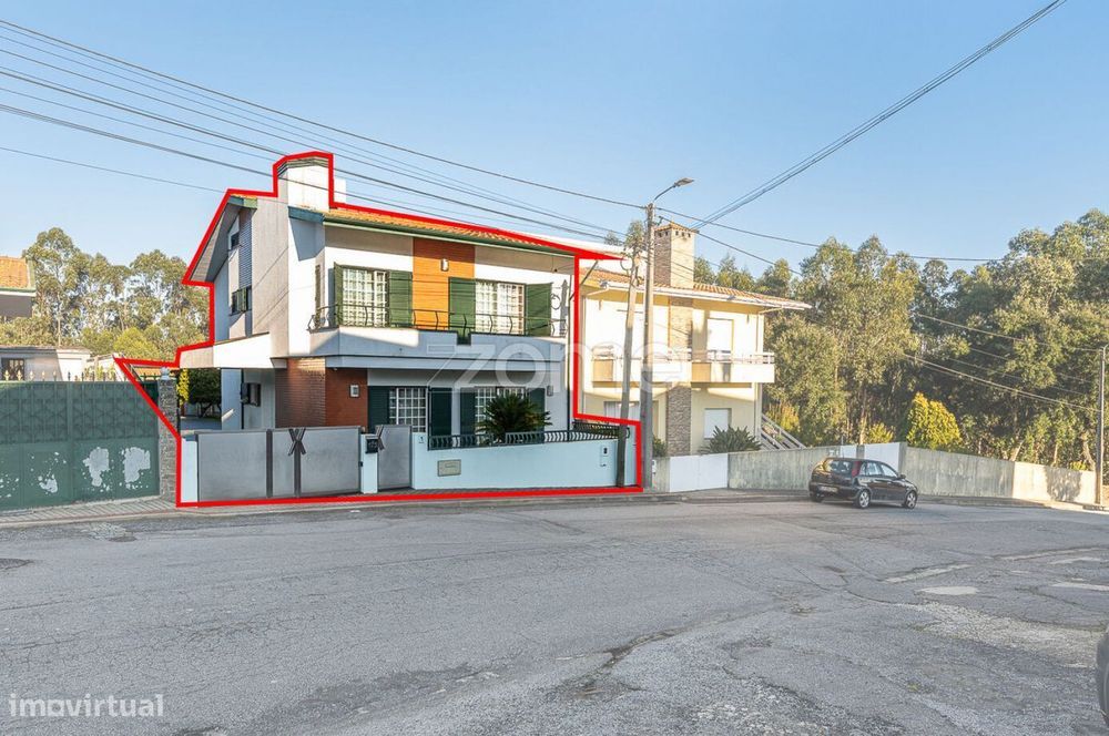 Moradia T4 com pátio, jardim e garagem em Covelas - Trofa