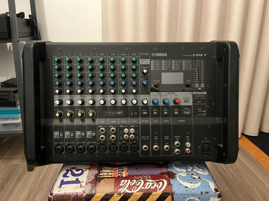 Mesa de som analógica Yamaha EMX7