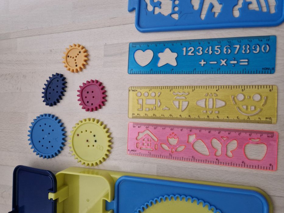 Spirograf, zestaw do rysowania.