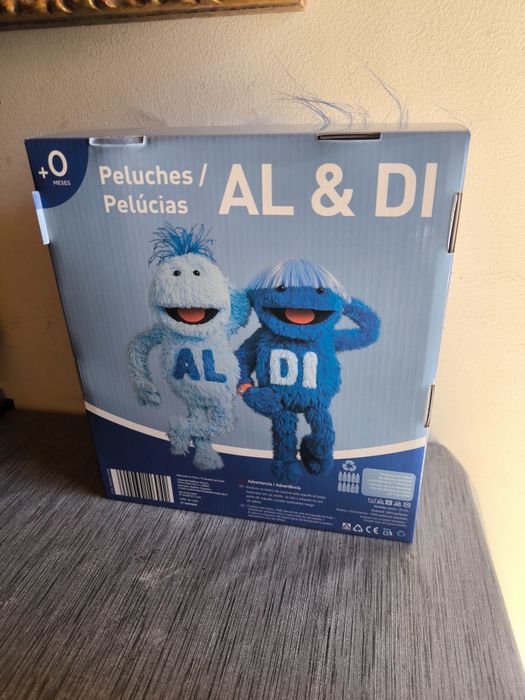 Pelúcias Al & Di
Conjunto de pelúcias Al & Di.

- Pelúcia azul com cab