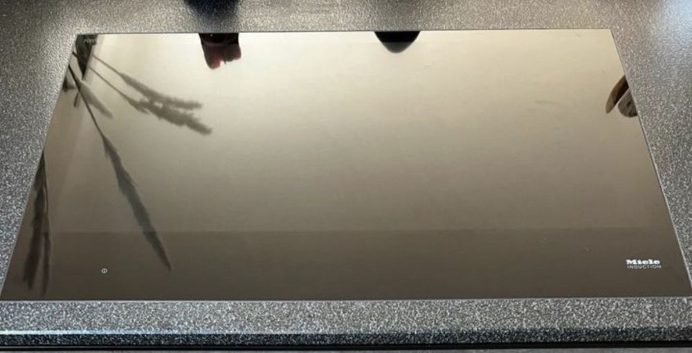 Индукционная варочная поверхность MieЛe 7678. Выставка