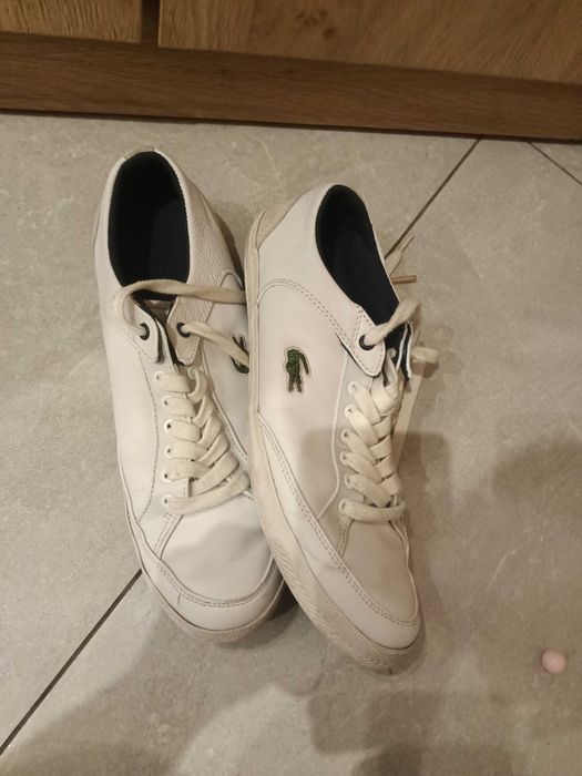 Białe buty Lacoste