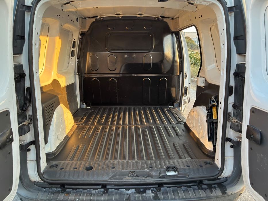 Mercedes-Benz Citan 1.5 CDI (2014) – Pronta a Trabalhar! Fiável, Económica e com Ar Condicionado