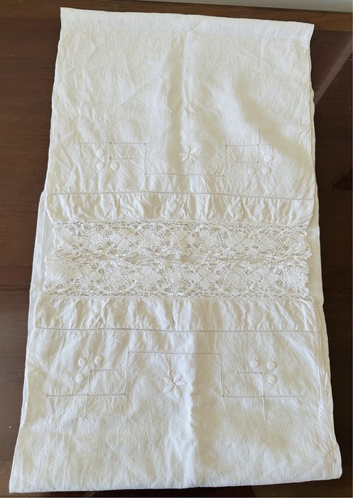 Travesseiro em linho bordado e renda