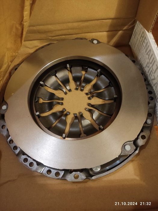 новый комплект сцепления оригинал на к9к 1.5 dci МКПП
302057505R.