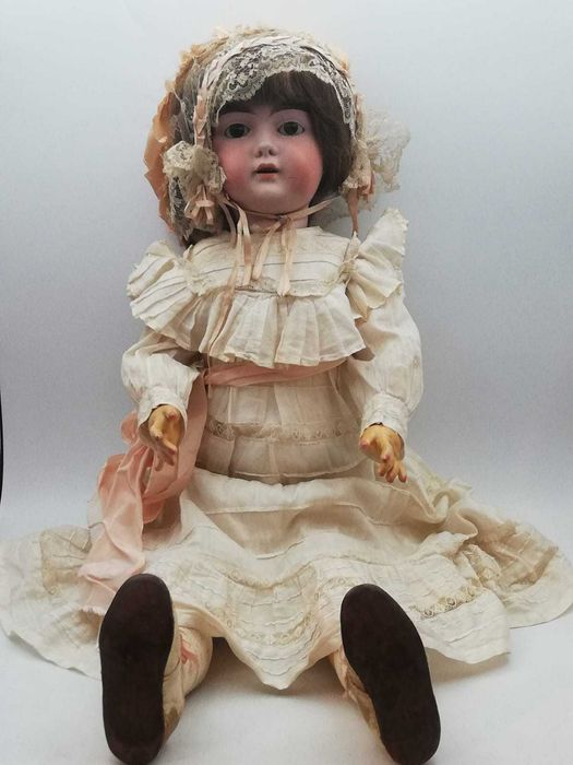 Boneca antiga marcada