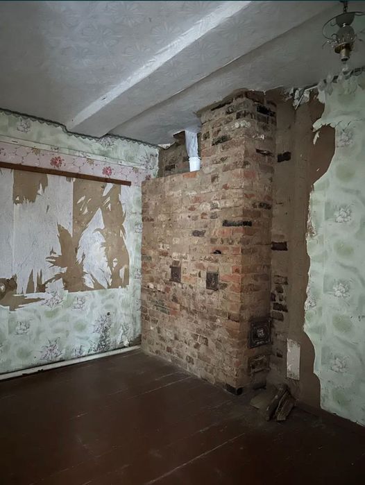 Будинок смт.Ріпки на березі річки