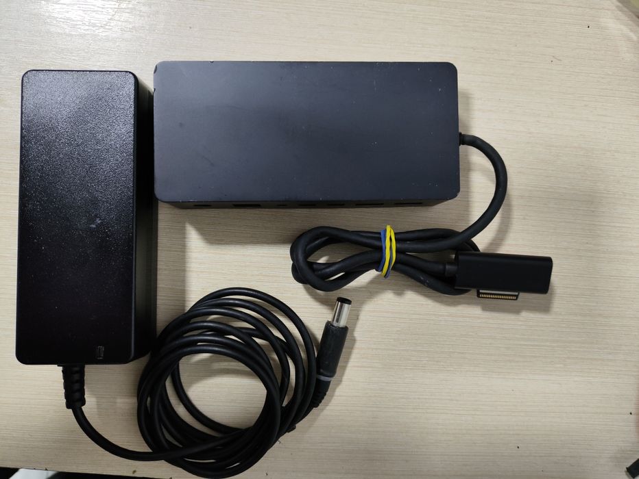 Док-станція Microsoft Surface Dock 1661 з новим блоком живлення