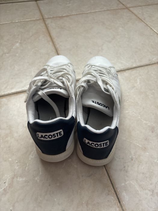 Tenis Lacoste.