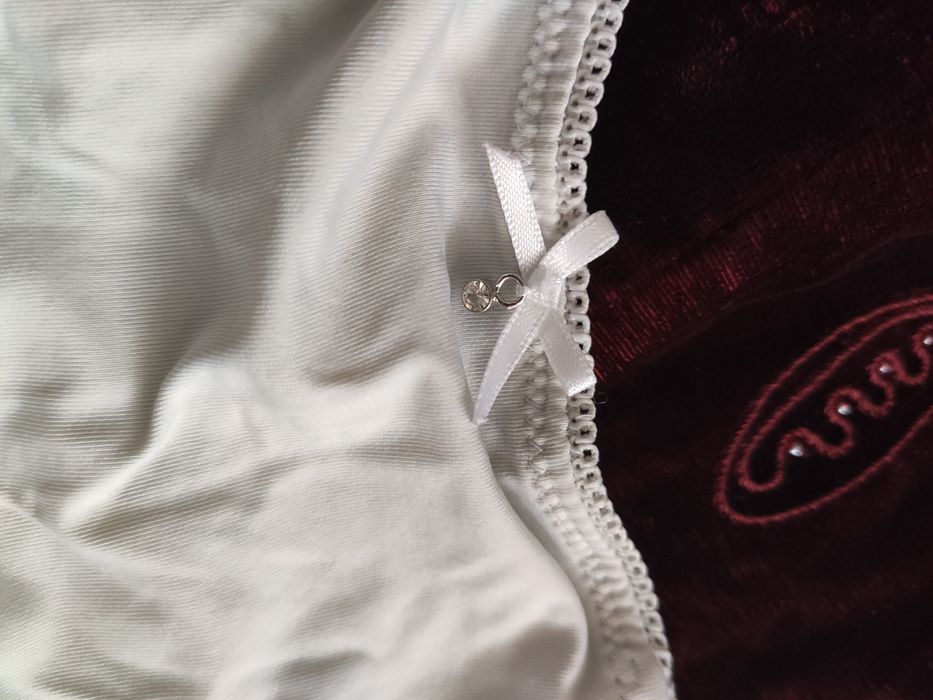 Białe stringi z cyrkonią i koronkowym wykończeniem L