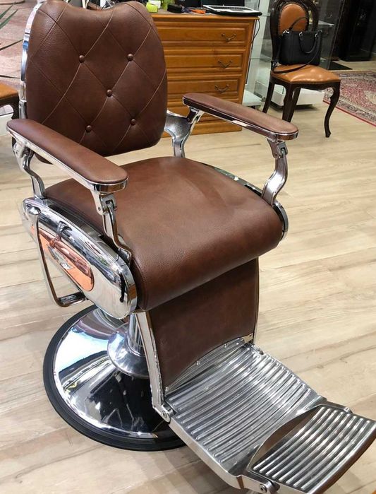 Cadeira de Barbeiro, frigobar e espelho antigo, para Barbearia