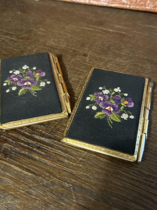 Stare notesiki wyszywane debiutantek kolekcja