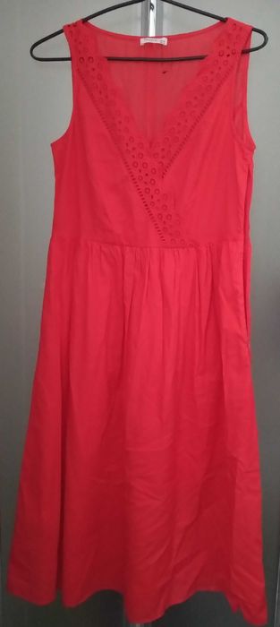 czerwona sukienka z haftem