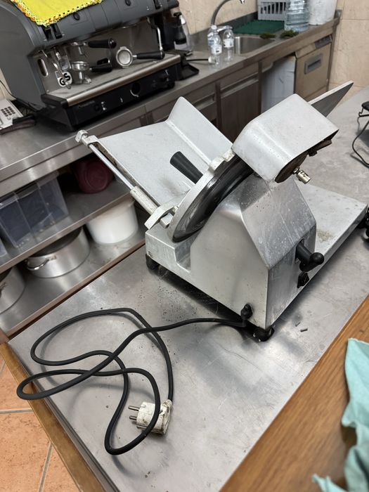 Maquina de fatiar fiambre etc