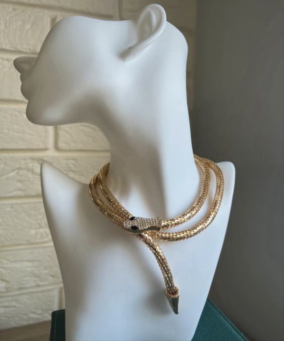 Nowy naszyjnik – złoty wąż na magnes.