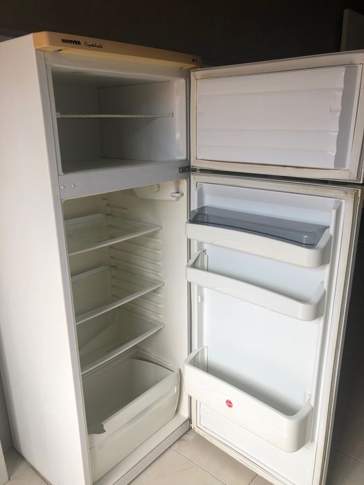 Frigorífico a funcionar em bom estado.