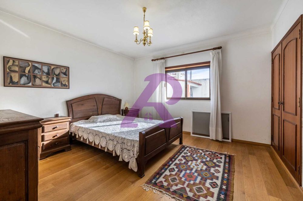 Moradia T3 + 1 com Sótão, Garagem e Terreno – Batalha