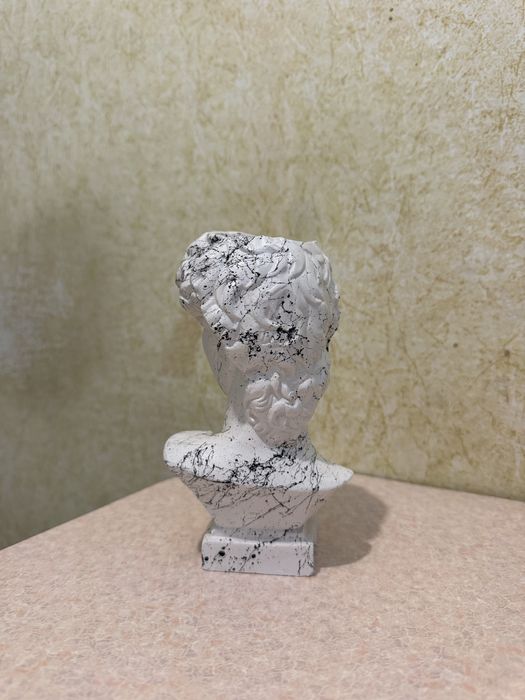 Статуетка в білому кольорі