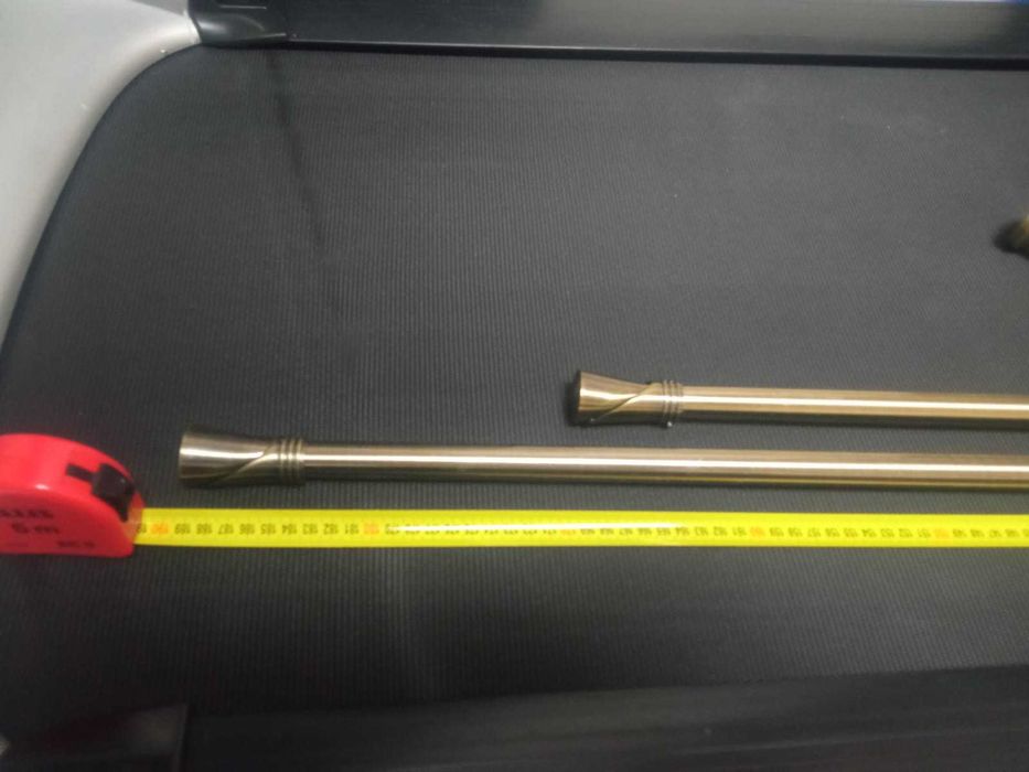 Złote karnisze metalowe oraz żabki