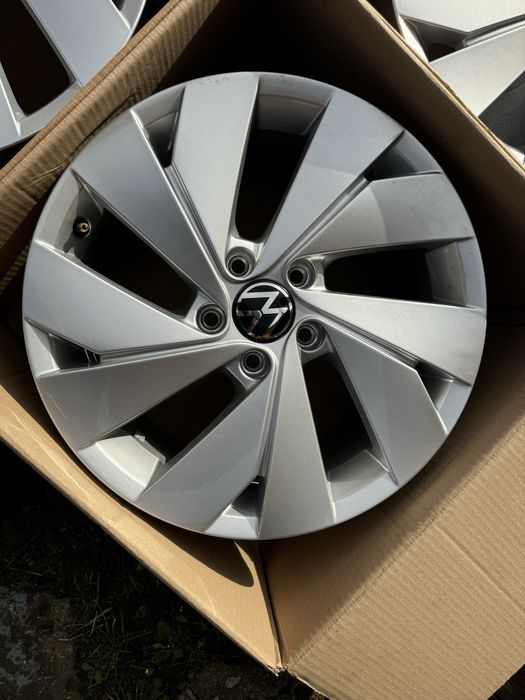 Felgi 17 VW GOLF 6 7 8 Passat B6 B7 Jetta Touran oryginał jak NOWE